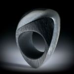 Carbon Fingerring, grosse Freiform poliert, nach unten schmaler werdend, Innendurchmesser 20.2mm