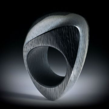 Carbon Fingerring, grosse Freiform poliert, nach unten schmaler werdend, Innendurchmesser 20.2mm