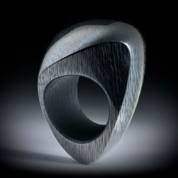Carbon Fingerring, grosse Freiform poliert, nach unten schmaler werdend, Innendurchmesser 20.2mm