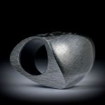Carbon Fingerring, grosse Freiform poliert, nach unten schmaler werdend, Innendurchmesser 20.2mm