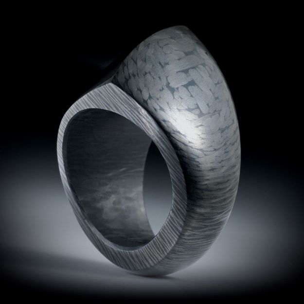 Karbon Fingerring, bequeme Freiform poliert, nach unten schmaler werdend, Innendurchmesser 19.3mm