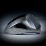 Carbon Fingerring, freie Form poliert, nach unten schmaler werdend, Innendurchmesser 19.1mm