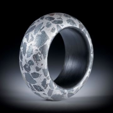 Fingerring Eisenerz in Alumatrix, feinmatt mit Carbon Innenring, Breite 12mm, Innendurchmesser 18.6mm