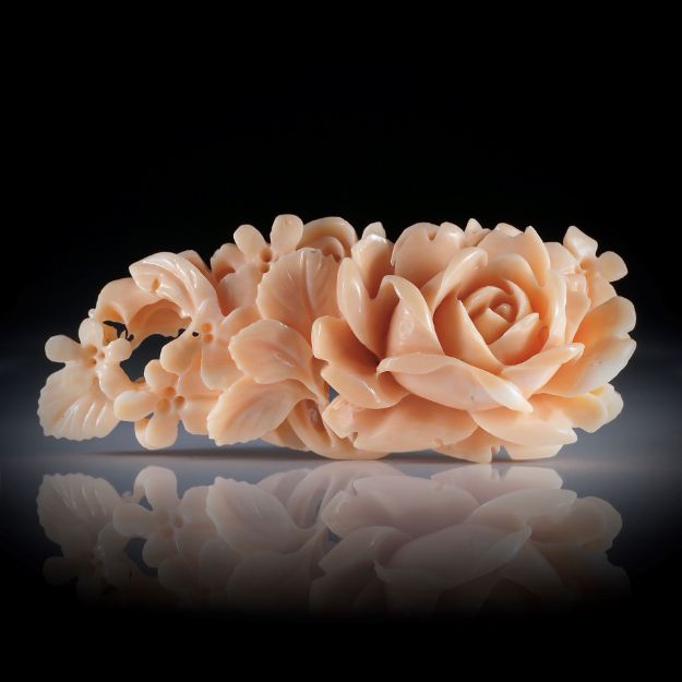 Edelkoralle Blumengravur 125.18ct.  64x25.5x17mm