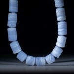Chalcedon Collier, feinmatt, zylindrische Formen mit bombierten Stirnseiten, Durchmesser 16-17mm, Länge ca.46cm