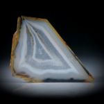 Polygonalachat mit natürlicher Aussenform, in Torsion geschliffen und feinmatt ca.42x32x3mm