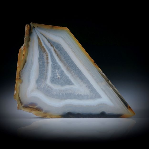 Polygonalachat mit natürlicher Aussenform, in Torsion geschliffen und feinmatt ca.42x32x3mm