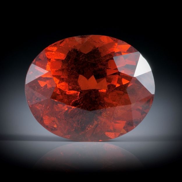 Granat 7.57ct.  Oval ca.12.5x10x7mm