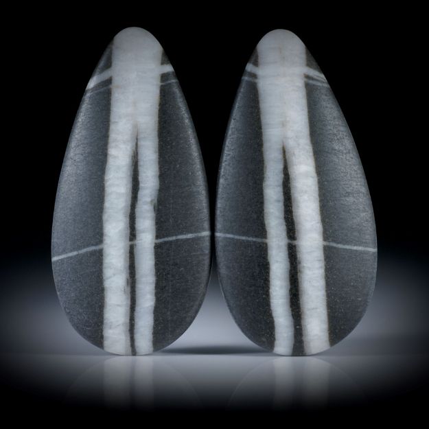 Kieselstein Paar, Tropfenform je ca.44x22x8mm, beidseitig bombiert und feinmatt