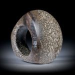 Fingerring aus versteinertem Saurierknochen, halbrunder Tafelring poliert, Innendurchmesser 18mm