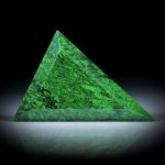 Maw sit sit, (Chloromelanit), 53.92ct. Dreieckform facettiert, ca.45x35x6mm