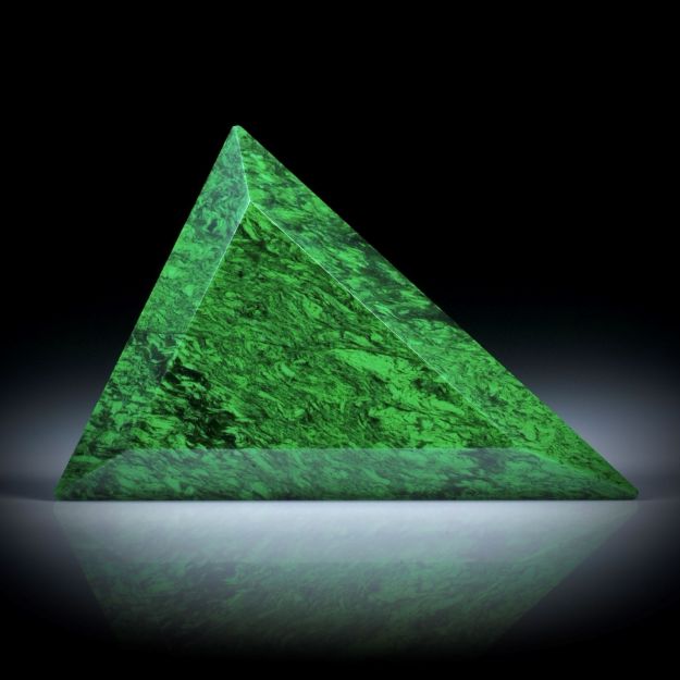Maw sit sit, (Chloromelanit), 53.92ct. Dreieckform facettiert, ca.45x35x6mm