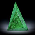 Maw sit sit, (Chloromelanit), 53.88ct. Dreieckform facettiert, ca.47x34.5x6.5mm