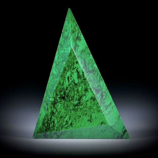 Maw sit sit, (Chloromelanit), 53.88ct. Dreieckform facettiert, ca.47x34.5x6.5mm