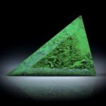 Maw sit sit, (Chloromelanit), 54.17ct. Dreieckform facettiert, ca.45x32.5x7mm