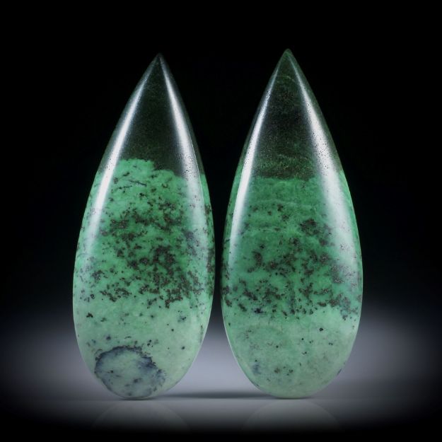 Grossular, Transvaal Jade 93.080ct.  Paar in Tropfenform, je ca.47x19x6mm