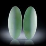 Chrysopras Paar 44.21ct. langovale Cabochon mit Farbverlauf, je ca.40x17x5mm