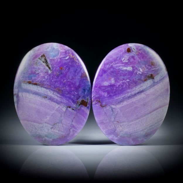Sugilith Paar 104.42ct.  Oval, beidseitig leicht bombiert und poliert, je ca.37x28x7mm