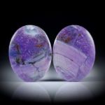 Sugilith Paar 104.42ct.  Oval, beidseitig leicht bombiert und poliert, je ca.37x28x7mm
