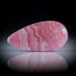 Rhodochrosit 62.86ct. Tropfenform, einseitig bombiert und poliert, ca.44x22x7mm