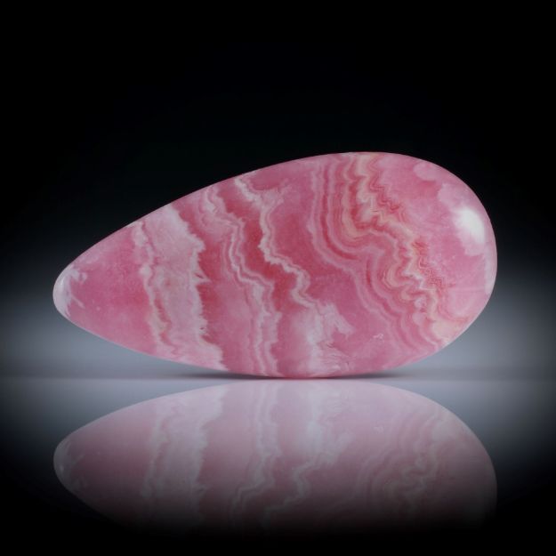 Rhodochrosit 62.86ct. Tropfenform, einseitig bombiert und poliert, ca.44x22x7mm