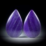 Sugilith Paar 69.75ct.  Tropfen Paar, dreidimensional geschliffen und poliert, je ca.34x21x7mm