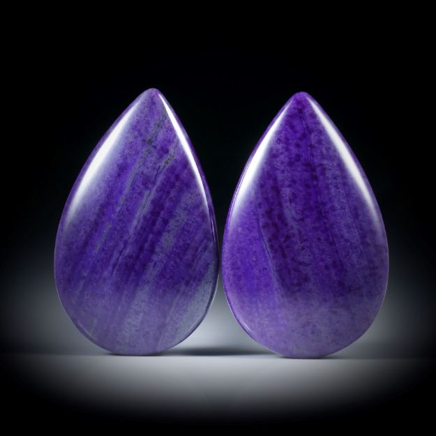 Sugilith Paar 69.75ct.  Tropfen Paar, dreidimensional geschliffen und poliert, je ca.34x21x7mm