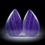 Sugilith Paar 69.75ct.  Tropfen Paar, dreidimensional geschliffen und poliert, je ca.34x21x7mm