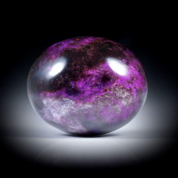 Sugilith 51.55ct. Cabochon oval, ca.27x22x11mm