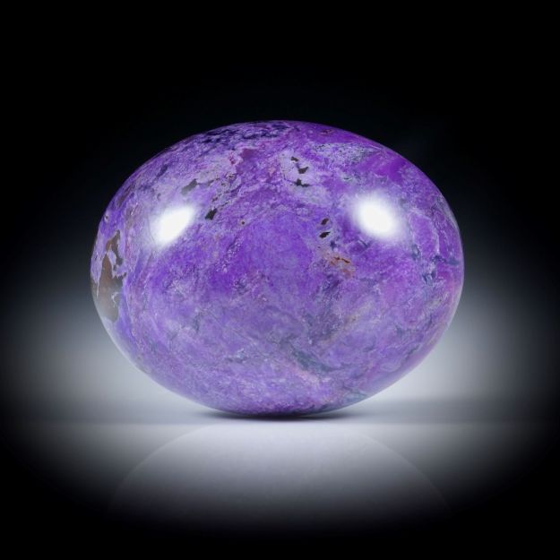 Sugilith 52.81ct. Cabochon oval, ca.28x22x11mm