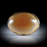Karneol 103.9ct. ovaler Cabochon mit naturbelassenem Boden, ca.42x31x14mm