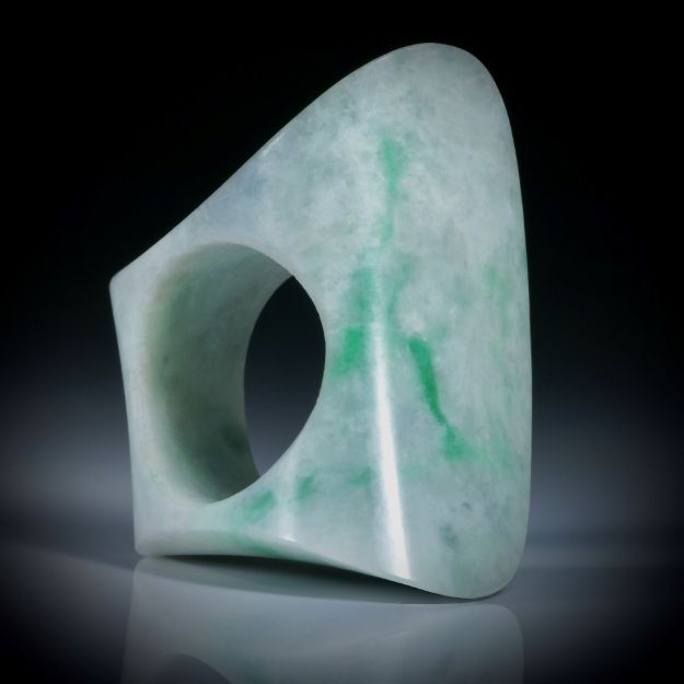 Jadeit Burma, Fingerring "Zweiflächer" Breite unten ca.13mm, Innendurchmesser 19.2mm