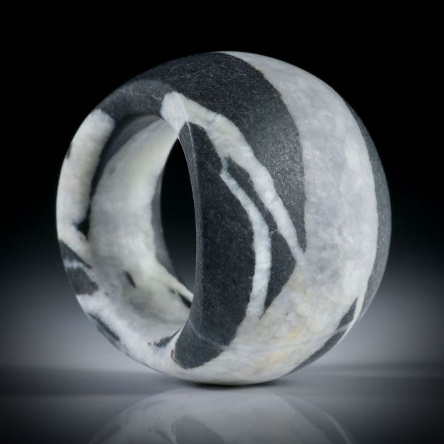 Kieselstein Fingerring 68.1ct. im Verlauf geschliffen, Breite unten 10.5mm, Innendurchmesser 18mm
