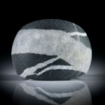 Kieselstein Fingerring 68.1ct. im Verlauf geschliffen, Breite unten 10.5mm, Innendurchmesser 18mm