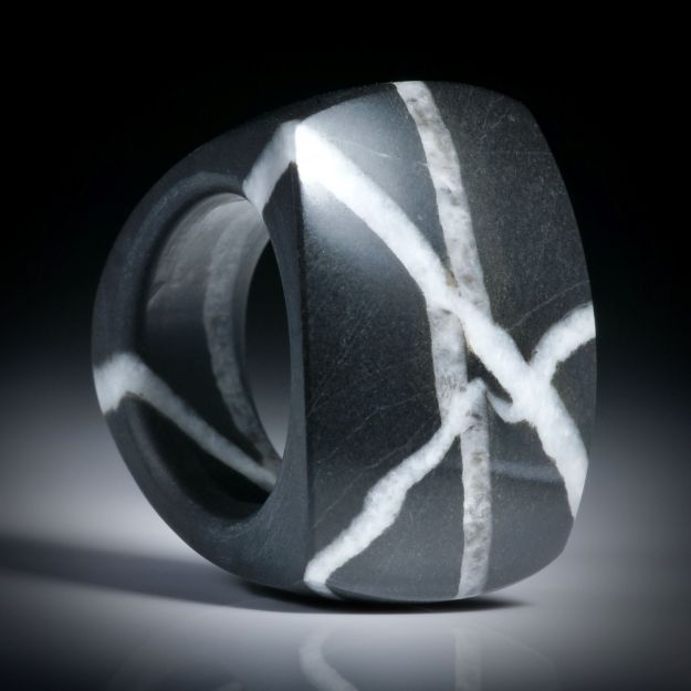 Kieselstein Fingerring 74.9ct. im Verlauf geschliffen, Tafel poliert, Breite unten 10.5mm, Innendurchmesser 18mm