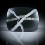 Kieselstein Fingerring 74.9ct. im Verlauf geschliffen, Tafel poliert, Breite unten 10.5mm, Innendurchmesser 18mm