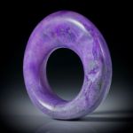 Sugilith Freiform 82.41ct. als Ring oder Anhänger tragbar, ca.37x37x13mm