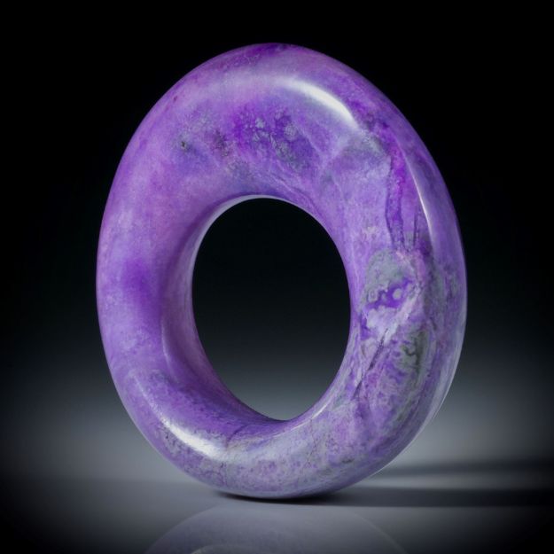 Sugilith Freiform 82.41ct. als Ring oder Anhänger tragbar, ca.37x37x13mm