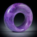 Sugilith Freiform 82.41ct. als Ring oder Anhänger tragbar, ca.37x37x13mm