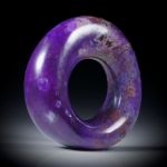 Sugilith Freiform 78.6ct. als Ring oder Anhänger tragbar, ca.36x36x13mm