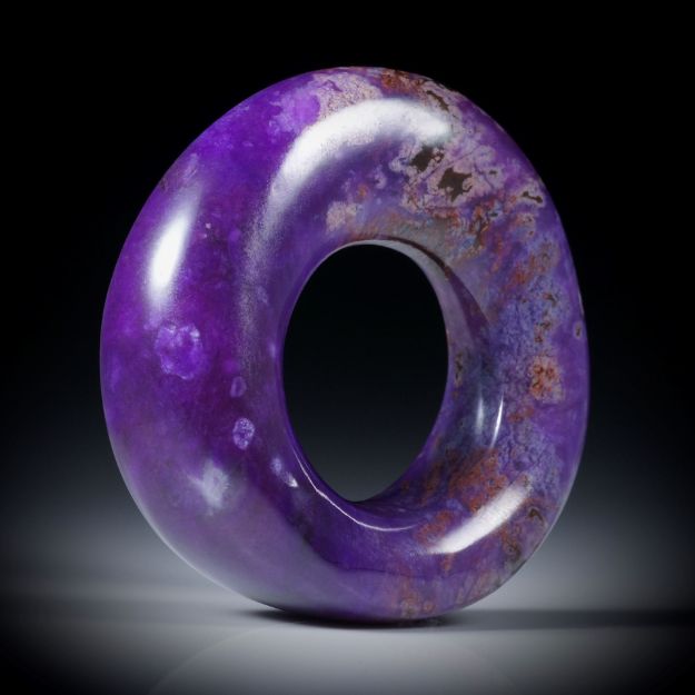 Sugilith Freiform 78.6ct. als Ring oder Anhänger tragbar, ca.36x36x13mm
