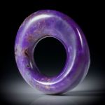 Sugilith Freiform 78.6ct. als Ring oder Anhänger tragbar, ca.36x36x13mm