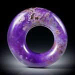 Sugilith Freiform 78.6ct. als Ring oder Anhänger tragbar, ca.36x36x13mm