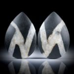 Kieselstein Paar, total 62.86ct. Tropfenformen, einseitig bombiert und feinmatt, je ca.37x26x5mm