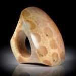 grosser Steinring aus fossiler Koralle (achatisiert), Tafelfläche ca.47x40mm, Innendurchmesser 19.5mm