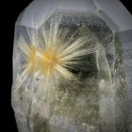 Bergkristall mit Chloritphantom und büschelförmigem Rutil Cluster