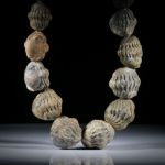 Collier aus versteinerten Trilobiten (Roller), im Verlauf. Durchmesser von ca.7mm bis 30mm, Länge 51cm