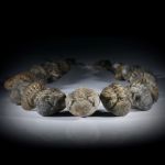 Collier aus versteinerten Trilobiten (Roller), im Verlauf. Durchmesser von ca.7mm bis 30mm, Länge 51cm