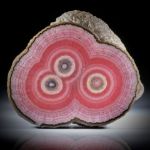 Rhodochrosit Stalaktit Querschnitt, mit intakter Aussenhaut, beidseitig geschliffen und poliert, ca.91x77x14mm