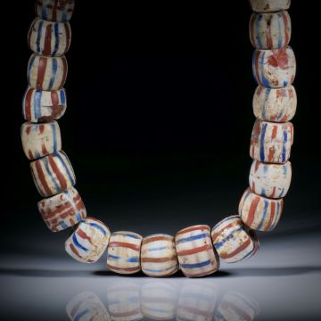 Collier aus antiken Glasperlen (Venedig 1700 - 1900), Fass-Formen, im Verlauf von ca.18x18x13mm auf 11x11x13mm, Länge ca.45cm, aufgezogen ohne Verschluss